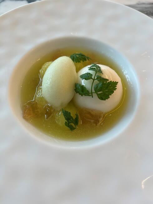 （＋￥660）Soupe de melon mûr et sorbet
Mousse au chocolat blanc en flottan
（＋￥660）季節の限定デザート
完熟メロンのスープとアイス
ホワイトチョコレートのムースを浮かべて
