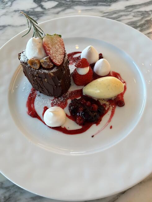 ＜季節の限定デザート＞
（＋￥660）Special Dessert : Bûche de Noël à la crème 
de mascarpone et pistache, glace à la vanille
（＋￥660）季節の限定デザート　ブッシュ・ド・ノエル
マスカルポーネとピスタチオのクリーム　バニラアイスクリーム
