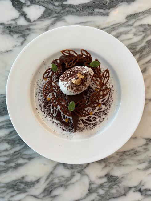 Tarte au chocolat, crème au Hōjicha de Kaga et fruits secs caramélisés
