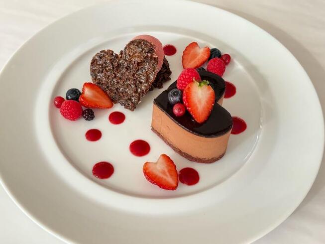 フランス産チョコレートのムース
ラズベリーのアイスとフリュイ・ルージュ