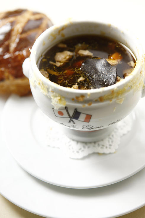 Soupe aux truffes V.G.E. 
(plat créé pour l’Elysée en 1975) 
1975年にエリゼ宮にてV.G.E.に捧げたトリュフのスープ