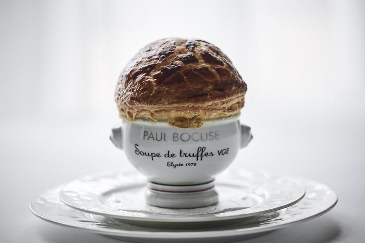 Soupe aux truffes V.G.E.
(plat créé pour l’Elysée en 1975)
1975年にエリゼ宮にてV.G.E.に捧げたトリュフのスープ