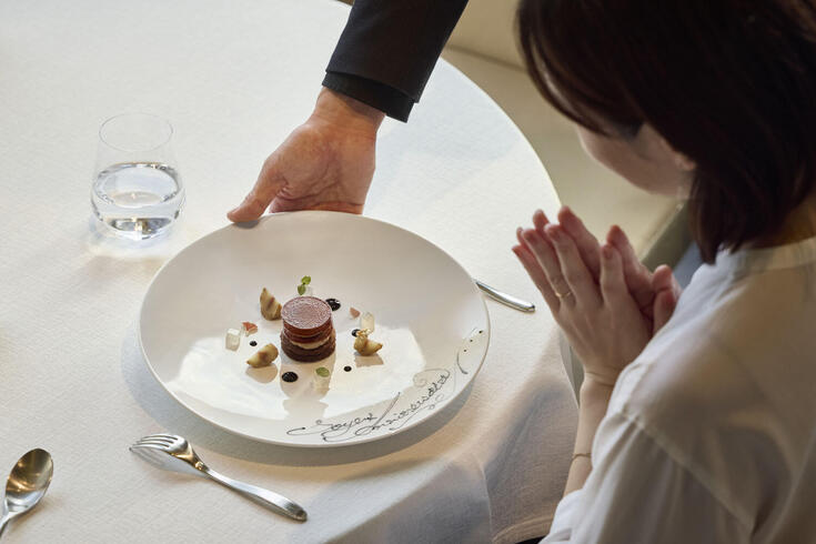 お祝いのお席に　お花やケーキのご案内